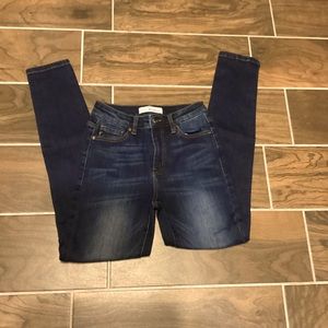 KanCan jeans SZ5/26, skinny. See measurements in pics. Worn once.